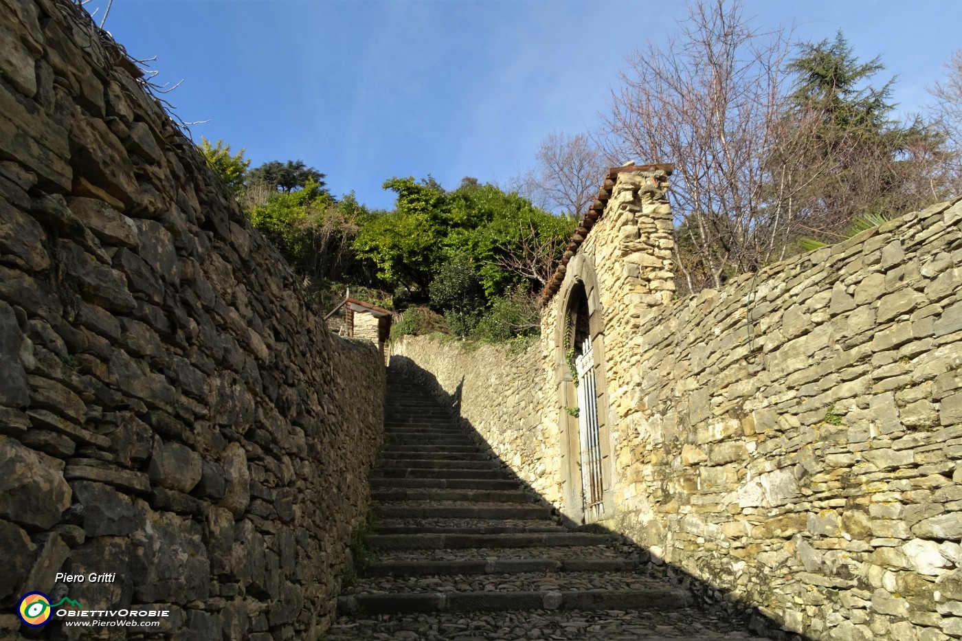 17 'Scaletta delle more', separata dagli orti  da alti muri a secco.JPG